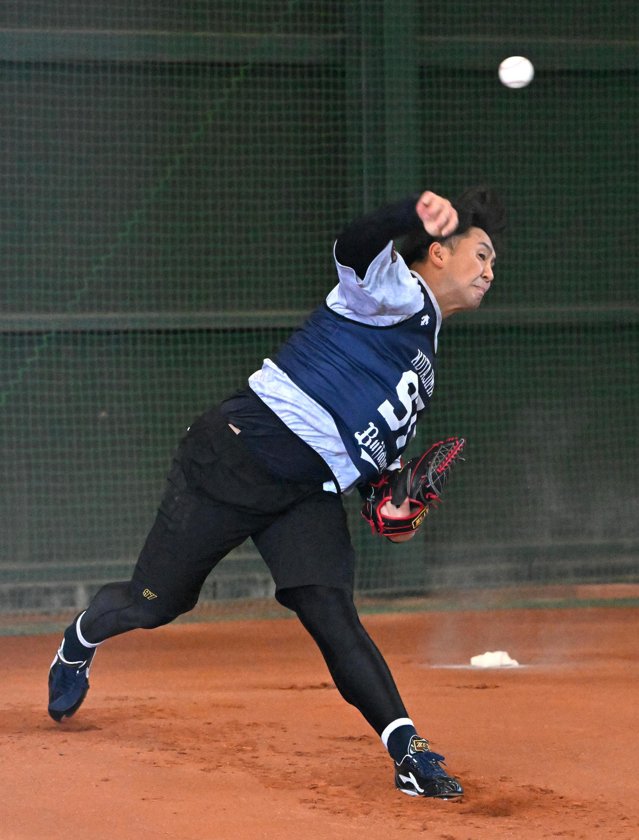 ブルペンで投球練習をする古田島（撮影・石井愛子）