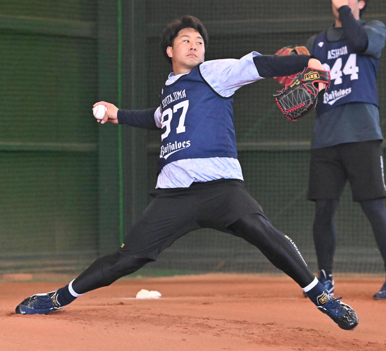 ブルペンで投球練習をする古田島（撮影・石井愛子）