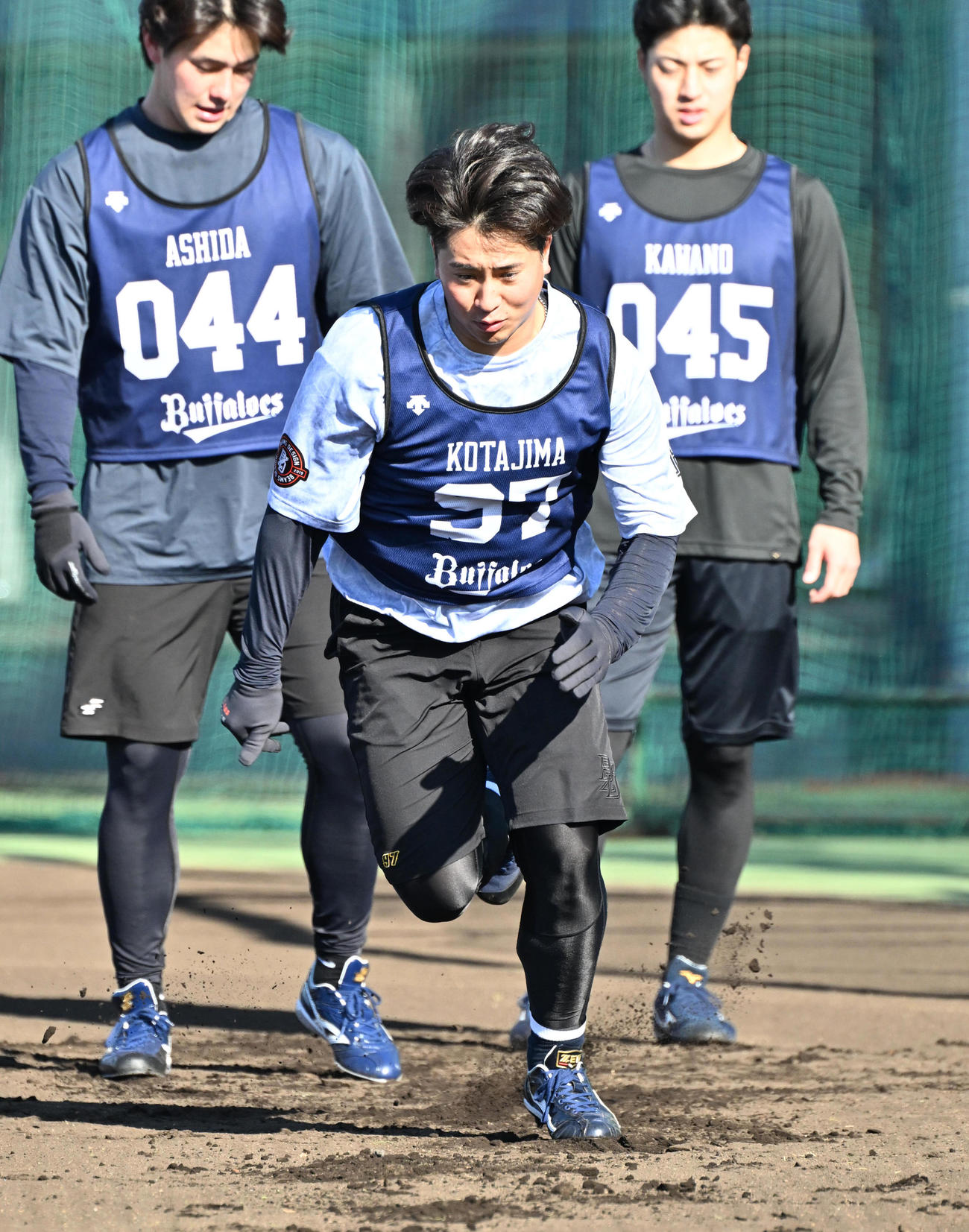 ダッシュをする古田島成龍（中央）（撮影・石井愛子）