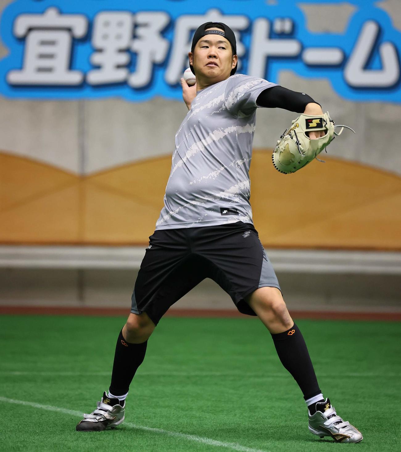 自主トレを公開した西勇輝はキャッチボールをする（撮影・上田博志）