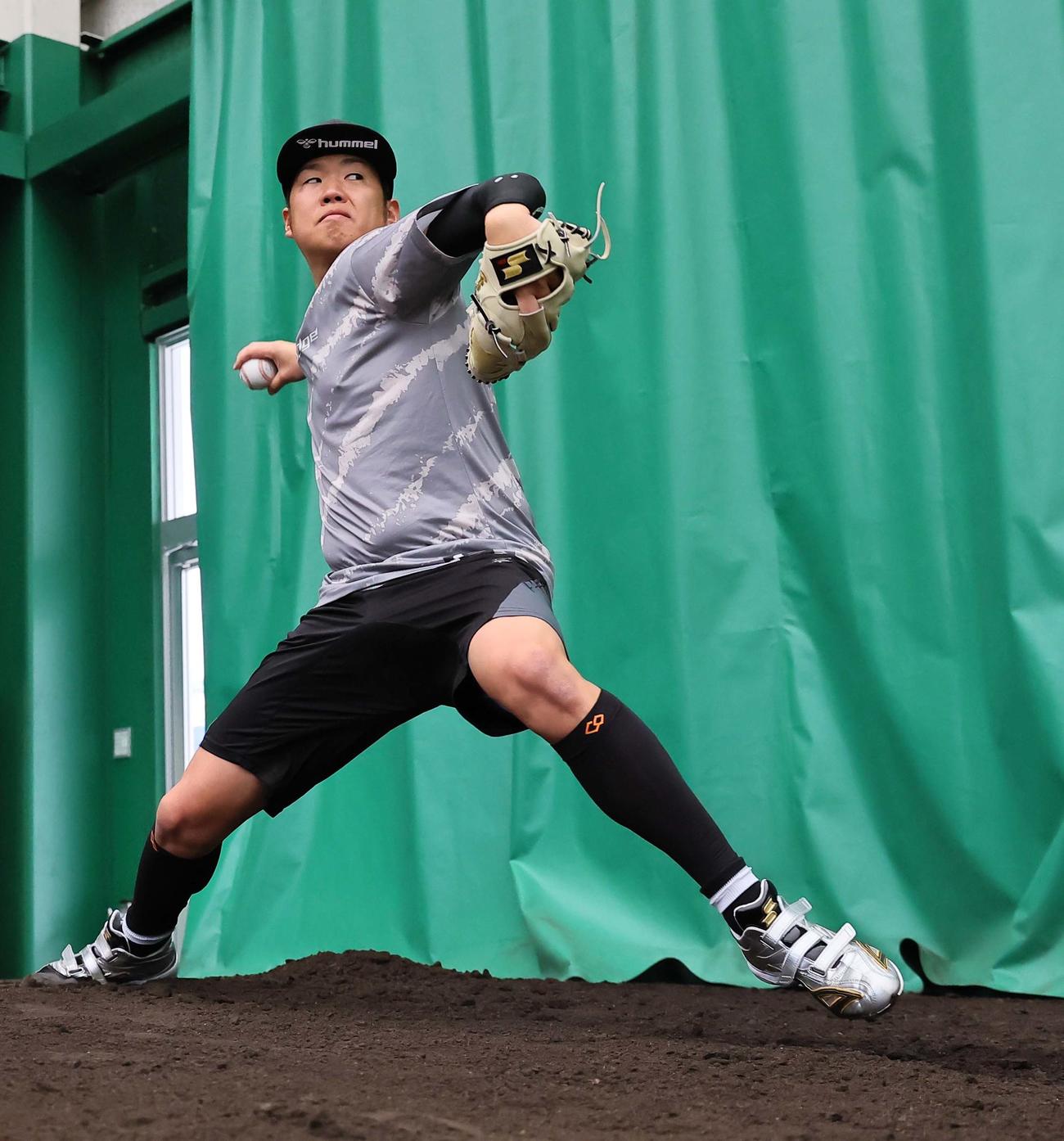 ブルペンで投球練習をする西勇（撮影・上田博志）