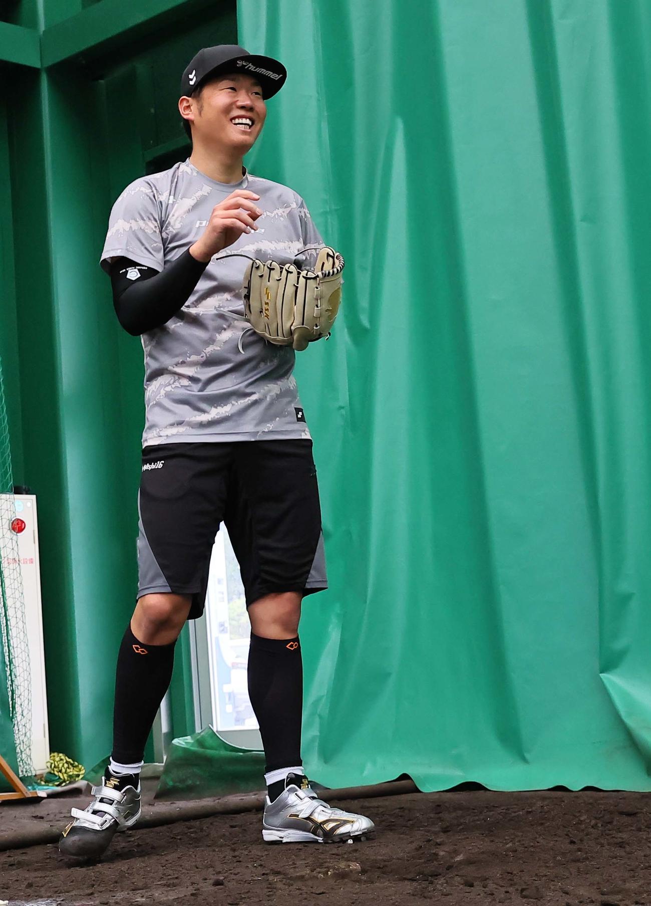 ブルペンで笑顔を見せる西勇（撮影・上田博志）