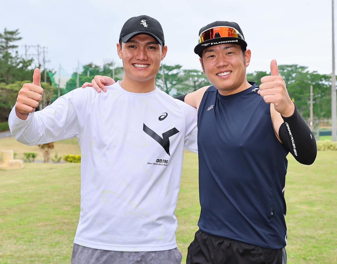 自主トレを公開した西勇（右）と西純は笑顔でサムズアップポーズをする（撮影・上田博志）