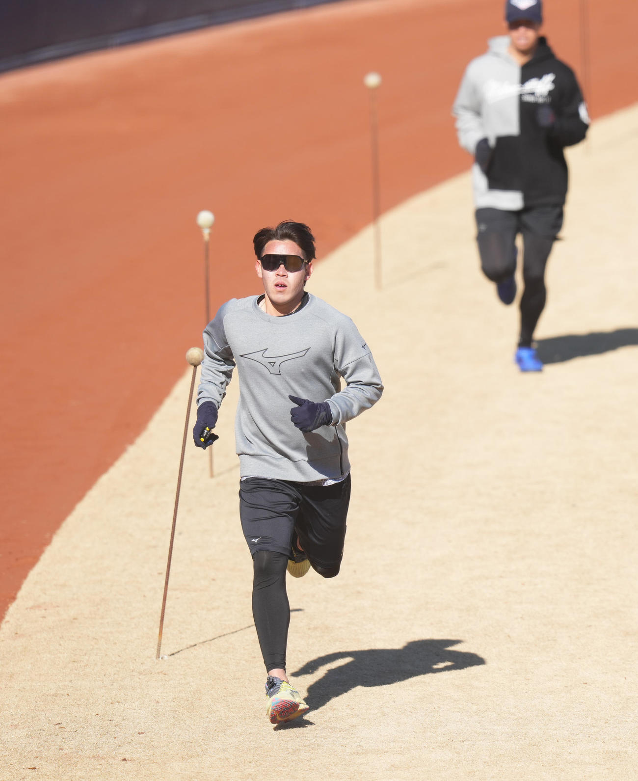 自主トレでダッシュを繰り返す日本ハム根本（撮影・菅敏）