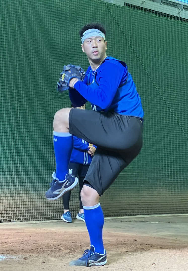 新人合同自主トレで2度目のブルペン入りをしたDeNAのドラフト2位、松本（球団提供）