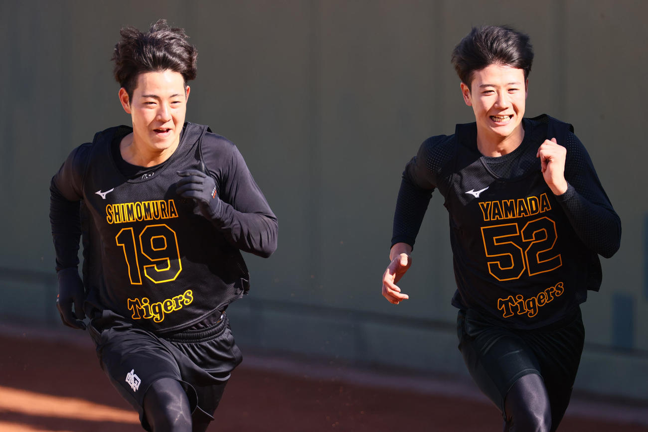 ポール間ダッシュをする阪神下村（左）と山田（撮影・上山淳一）
