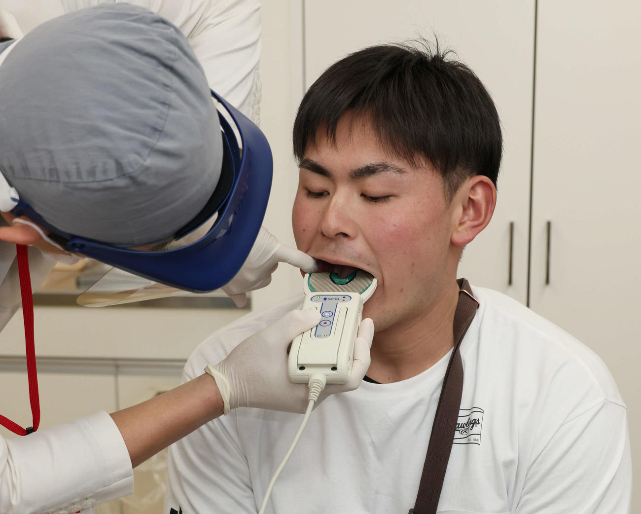 歯科検診で、かむ力を測定する広島ドラフト5位の赤塚（撮影・加藤孝規）