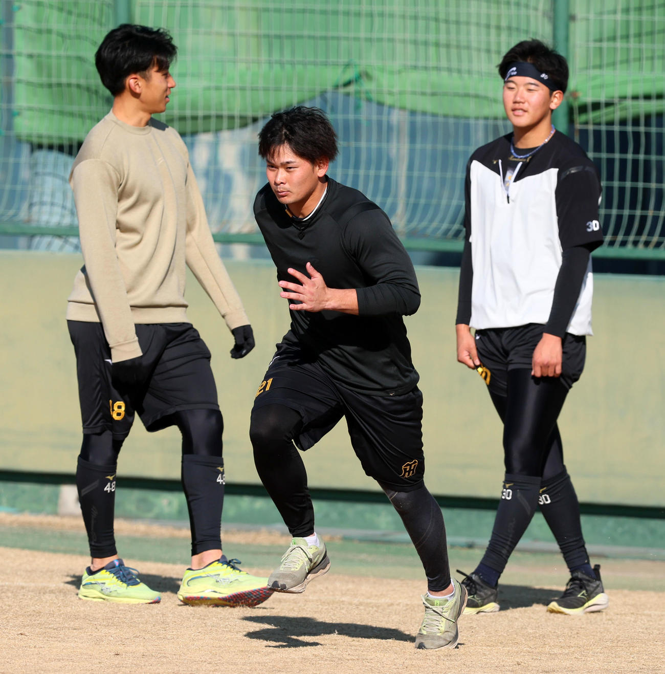 外野をダッシュする野口。左は茨木、右は門別（撮影・加藤哉）