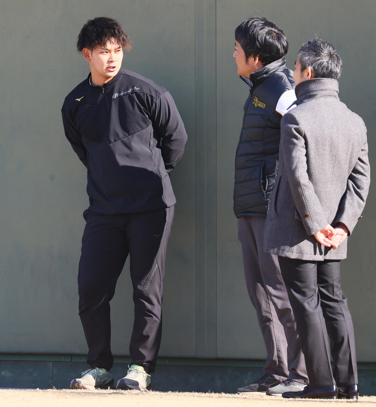 鳴尾浜球場で阪神野口（左）は関係者と話す（撮影・上山淳一）