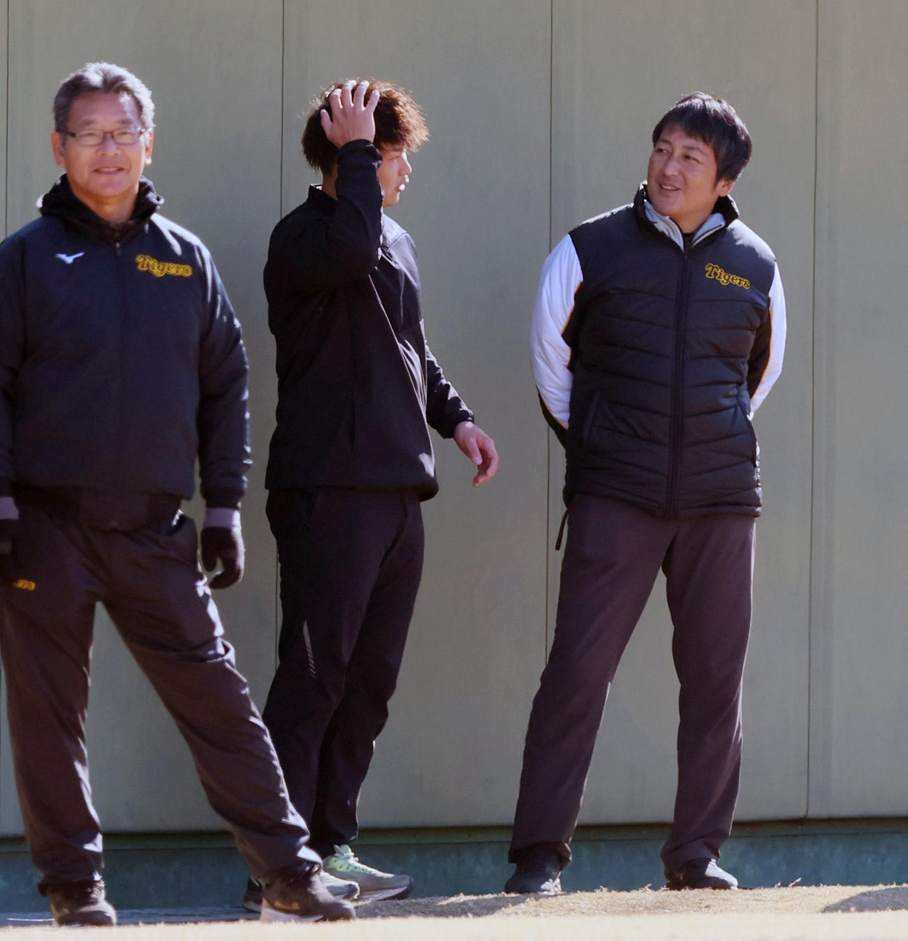 鳴尾浜球場に姿を見せ髪の毛を触る野口（撮影・加藤哉）