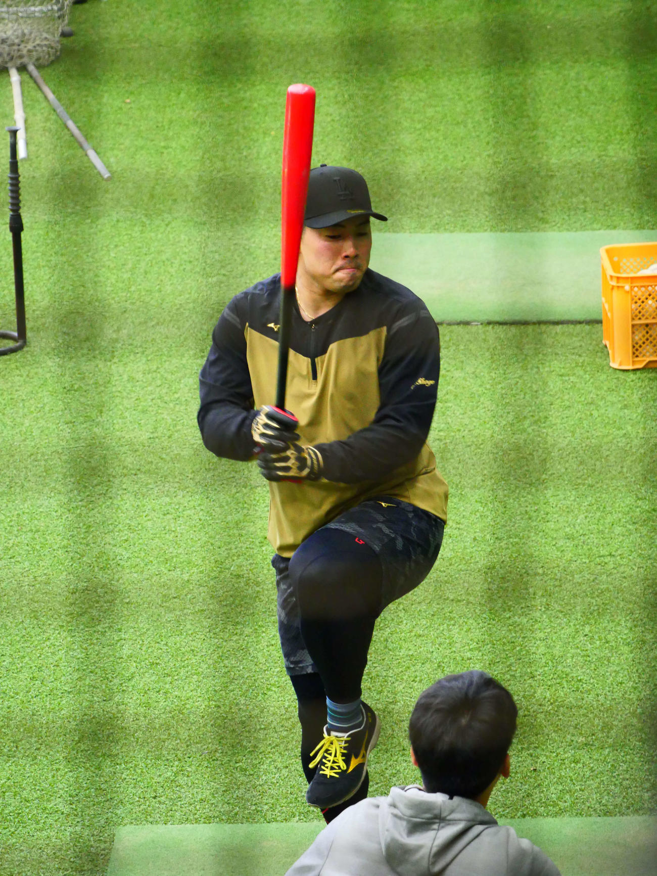 ティー打撃をする巨人浅野（撮影・上田悠太）