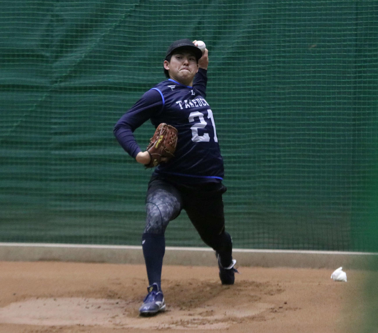 新人合同自主トレで初めてブルペン入りした西武ドラフト1位の武内（撮影・山崎純一）