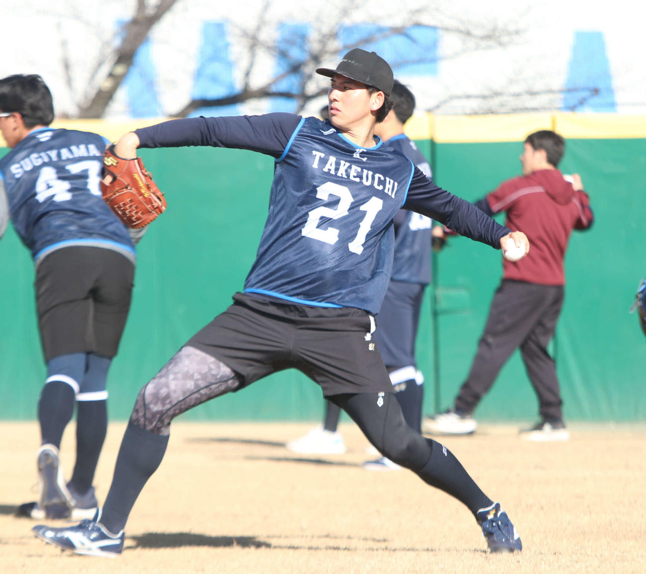 キャッチボールする西武ドラフト1位の武内（撮影・山崎純一）