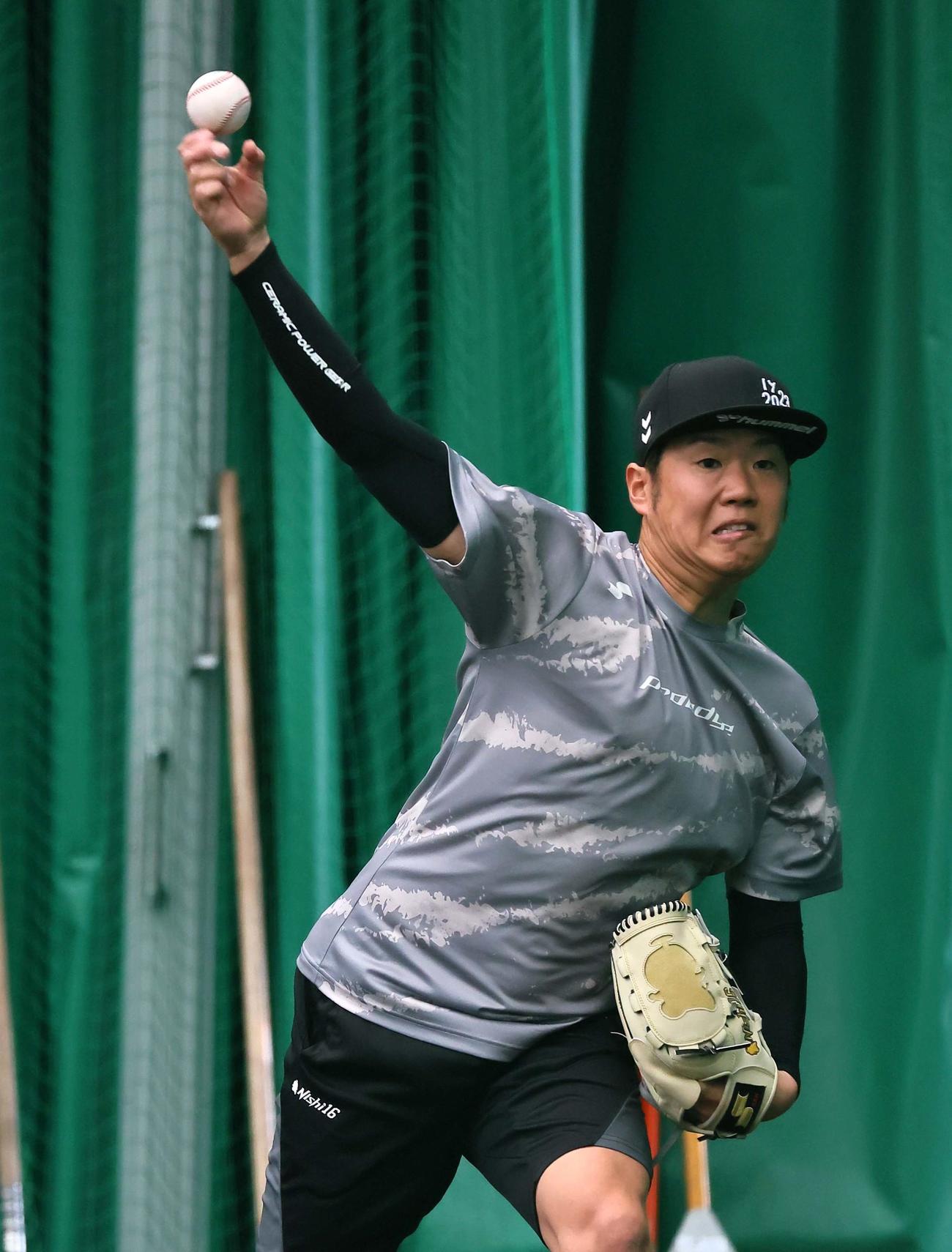 ブルペンで投球練習をする西勇（撮影・上田博志）