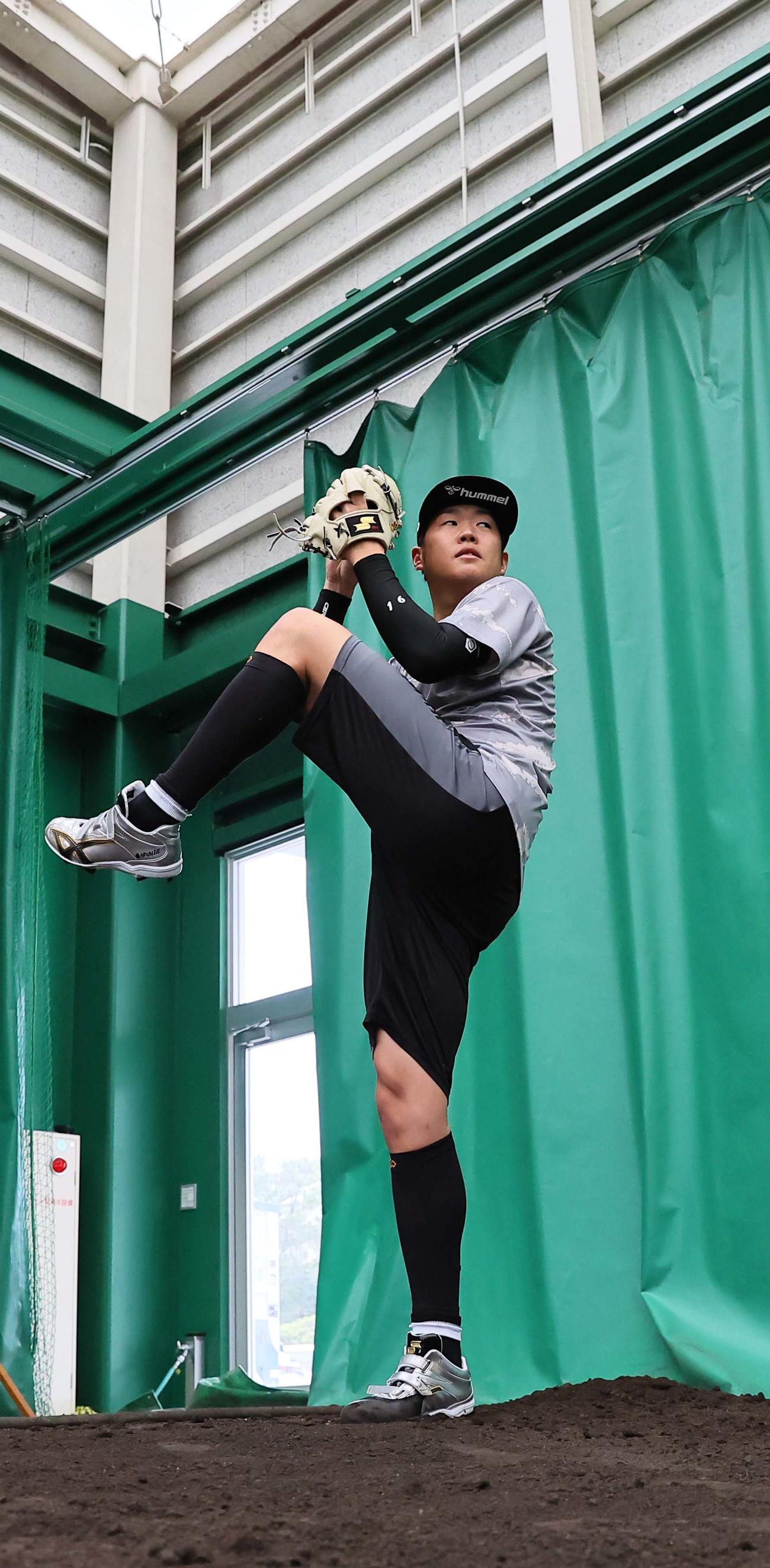 ブルペンで投球練習をする西勇（撮影・上田博志）