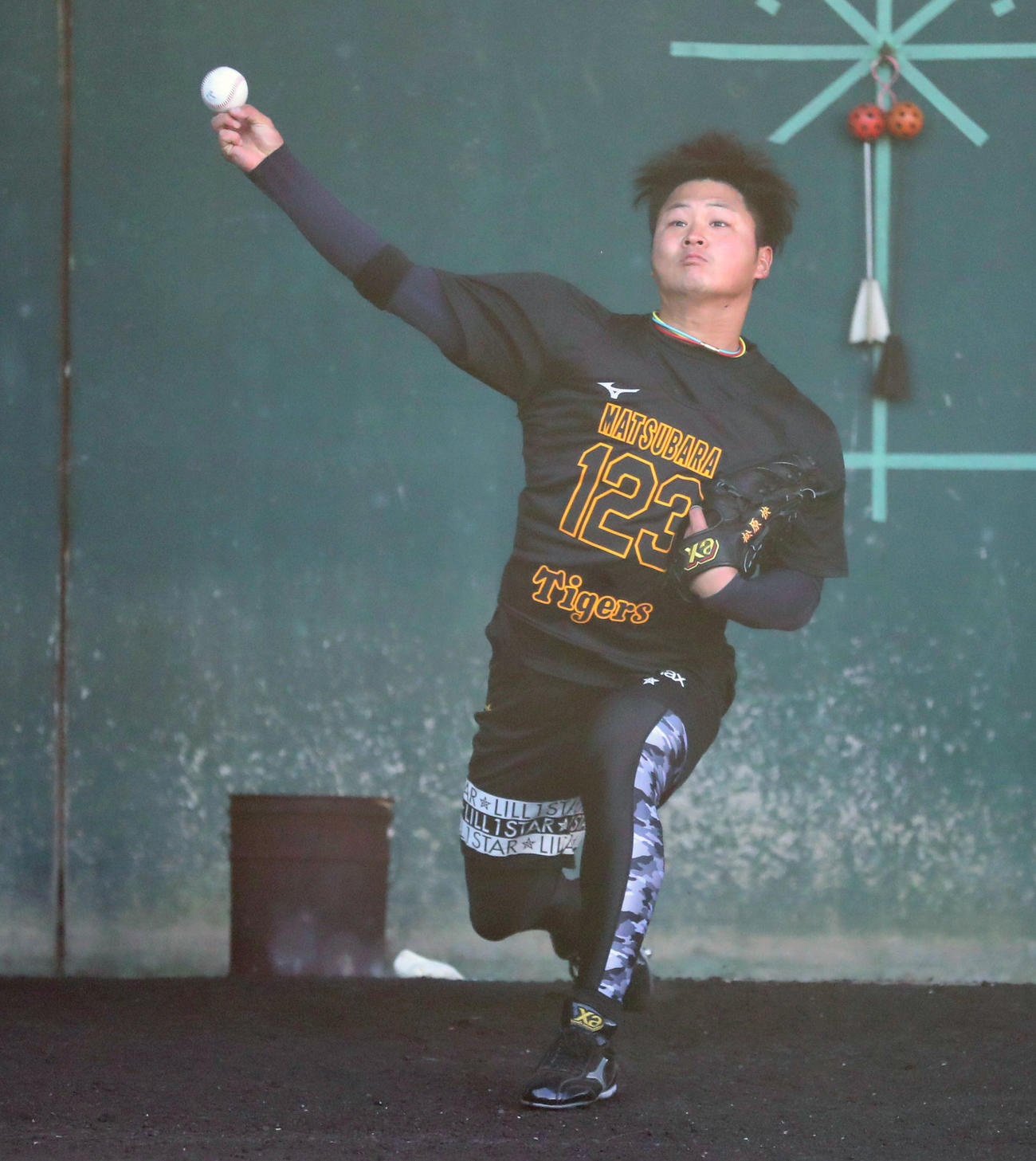 初めてブルペンで投球練習を行った松原