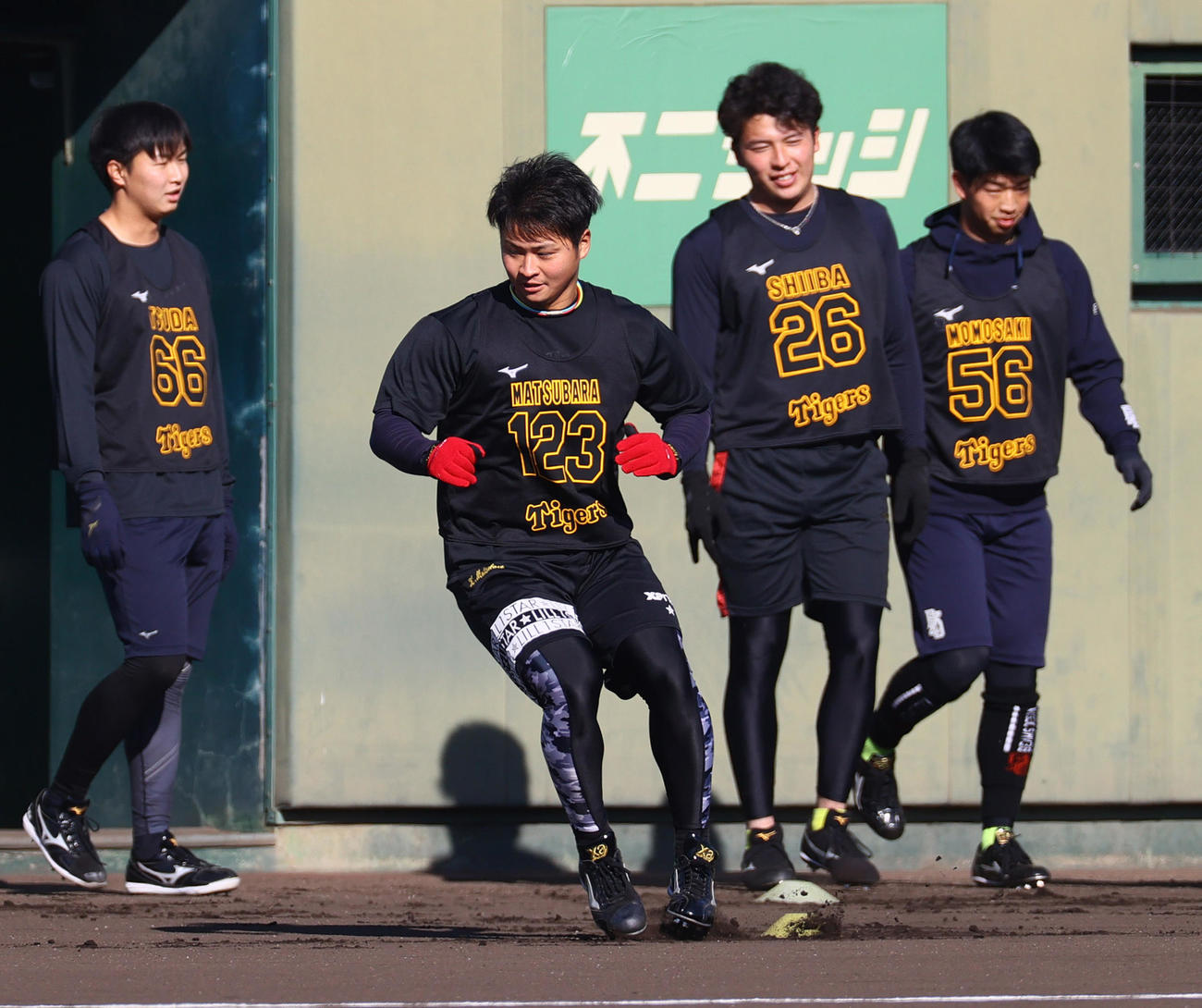 阪神新人合同自主トレに励む、左から津田、松原、椎葉、百■（■は崎の大が立の下の横棒なし）（撮影・上山淳一）