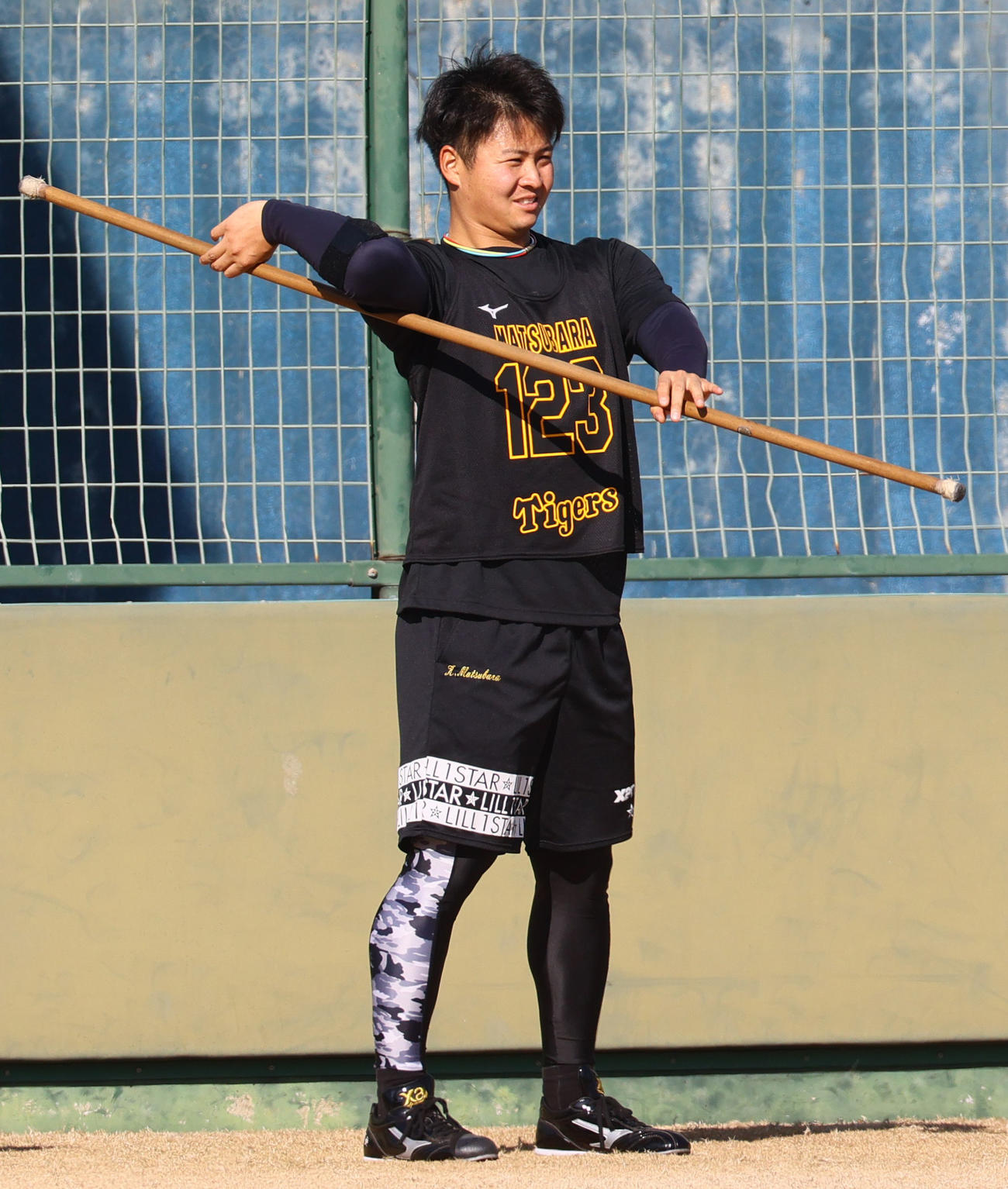 阪神新人合同自主トレに励む松原（撮影・上山淳一）