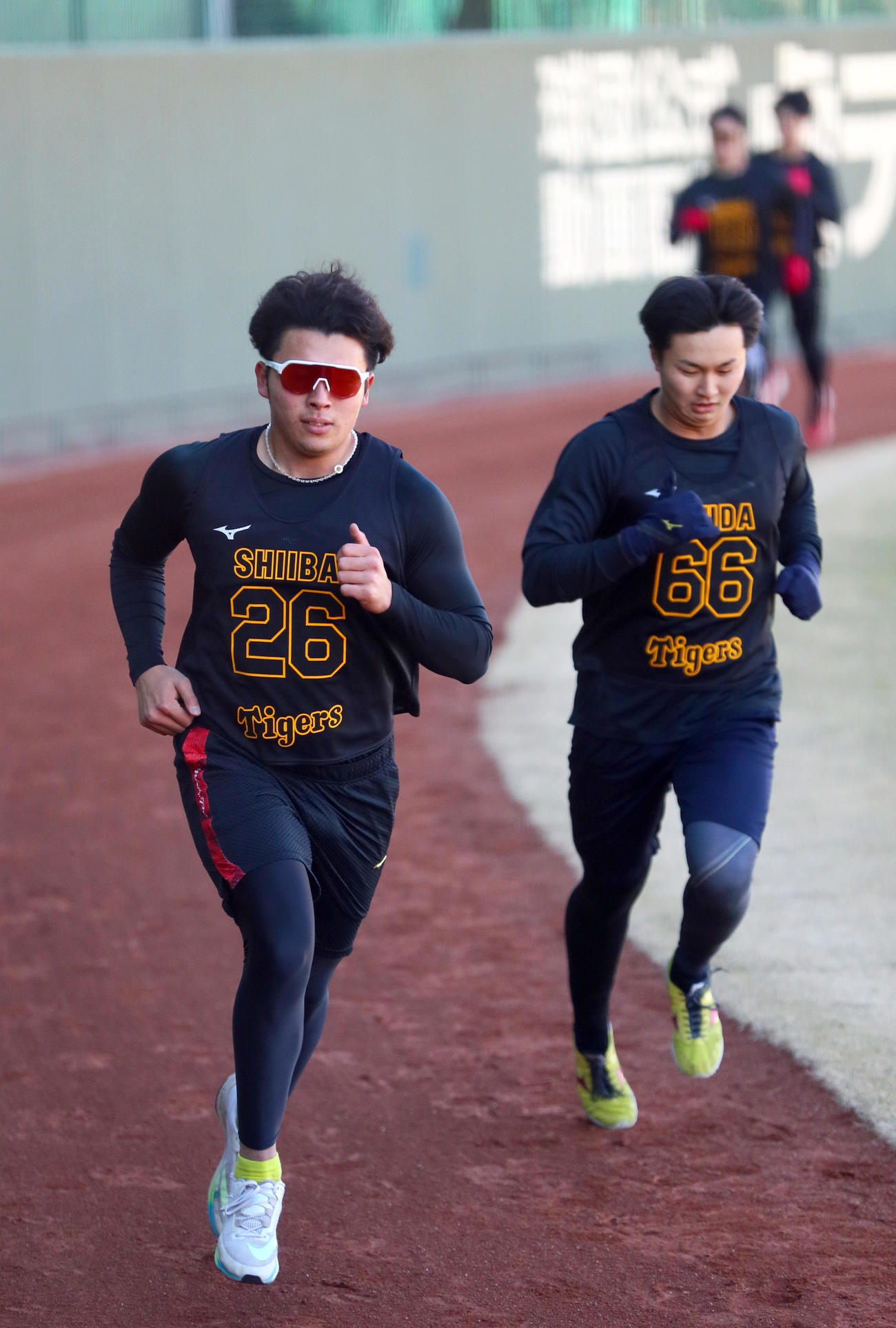 新人合同自主トレに励む阪神椎葉。右は津田（撮影・上山淳一）
