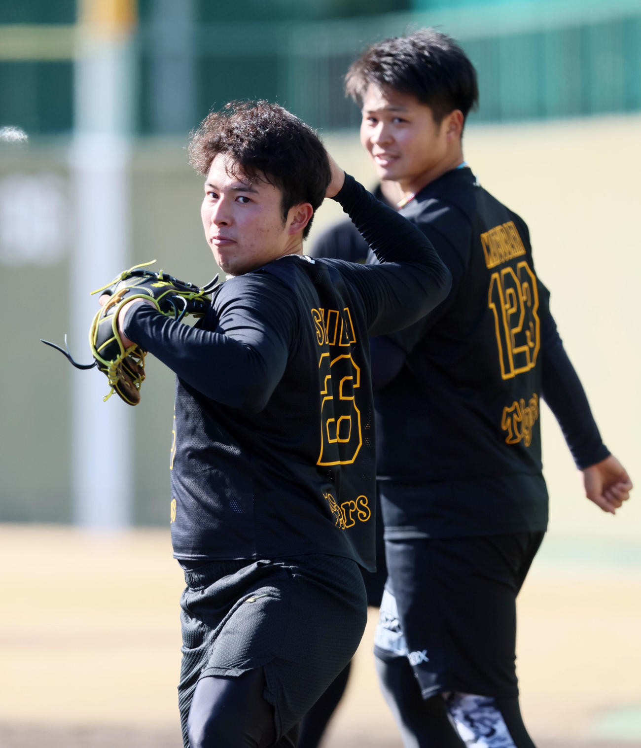 ゴロ捕球を行う椎葉。右は松原（撮影・加藤哉）