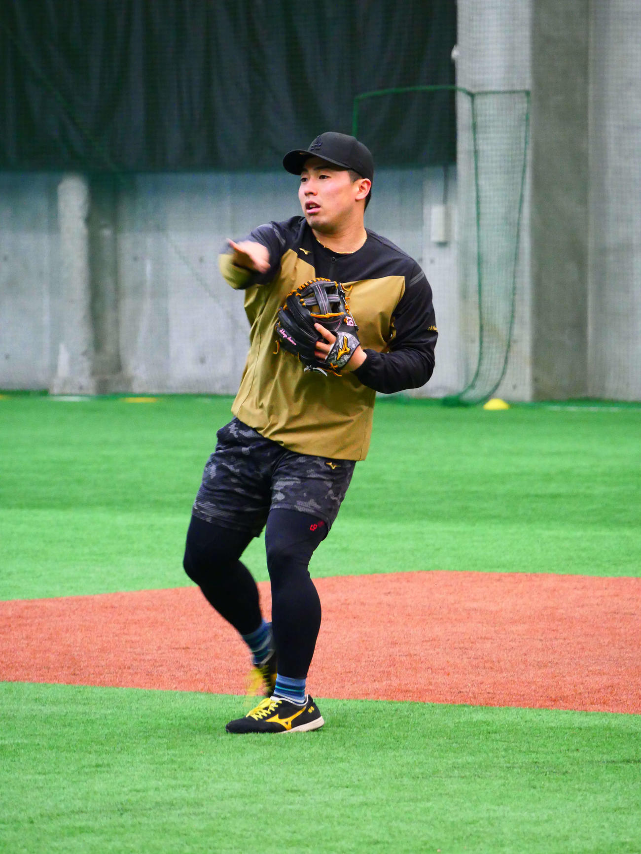ノックを受ける巨人浅野（撮影・上田悠太）