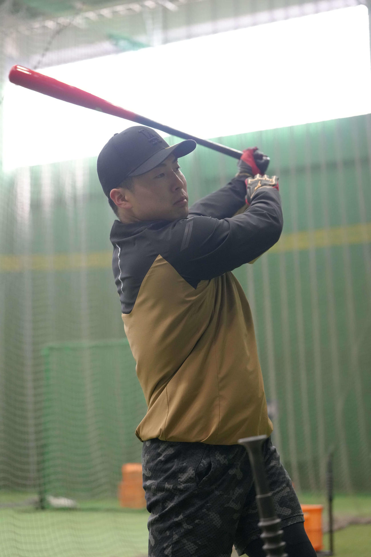 赤い新バットでティー打撃をする巨人浅野