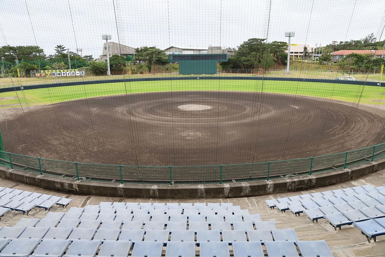 バイトするならエントリー宜野座スタジアム。バックスクリーンから右翼ポールまで仮説棒球ネットの準備が進められる（撮影・上田博志）