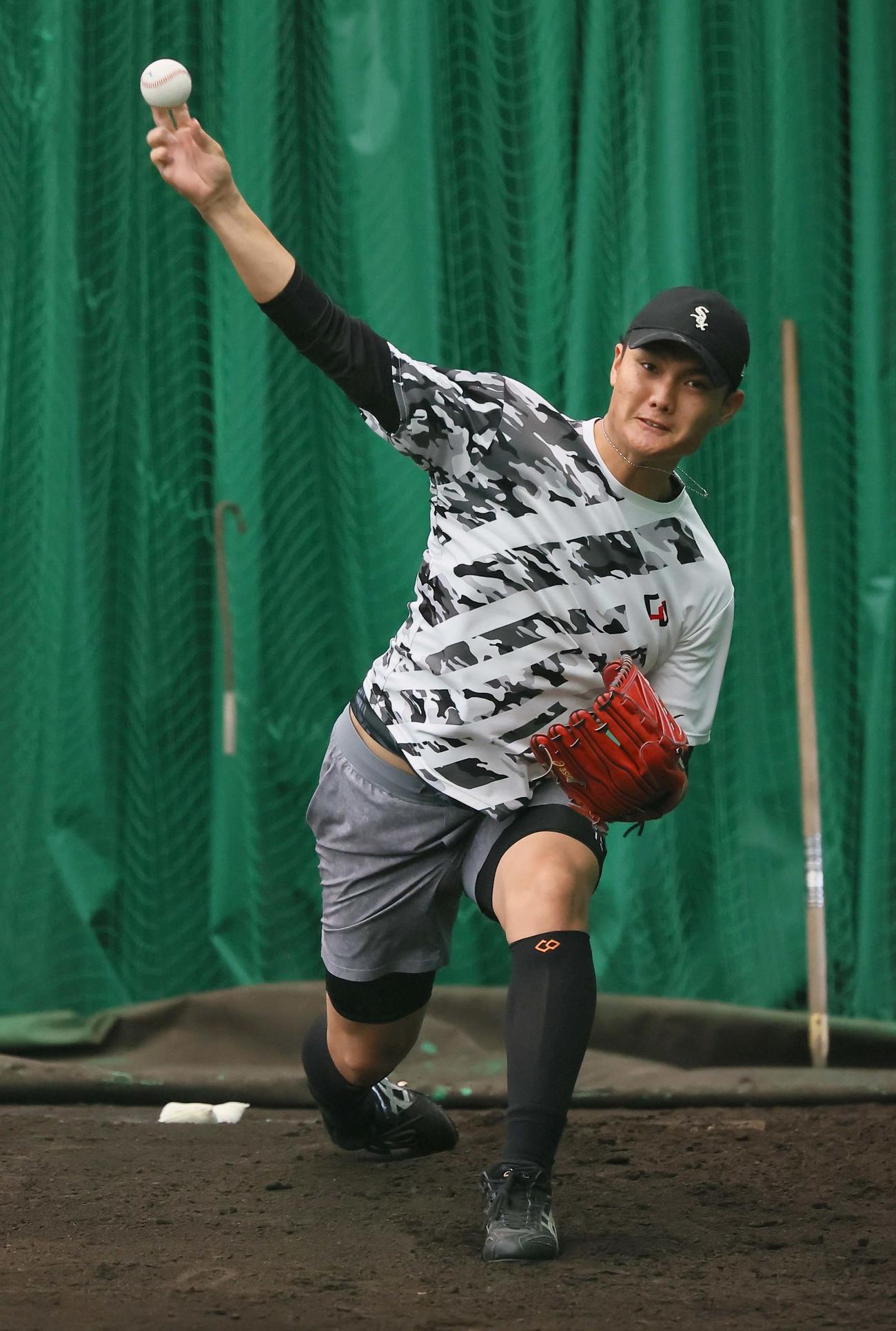 ブルペンで投球練習をする西純（撮影・上田博志）