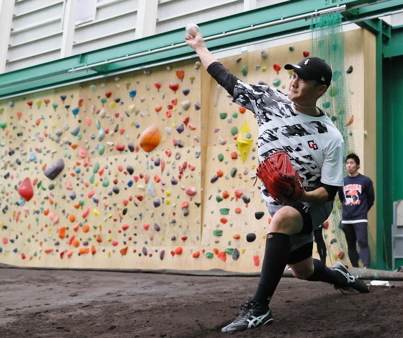 ブルペンで投球練習をする西純（撮影・上田博志）