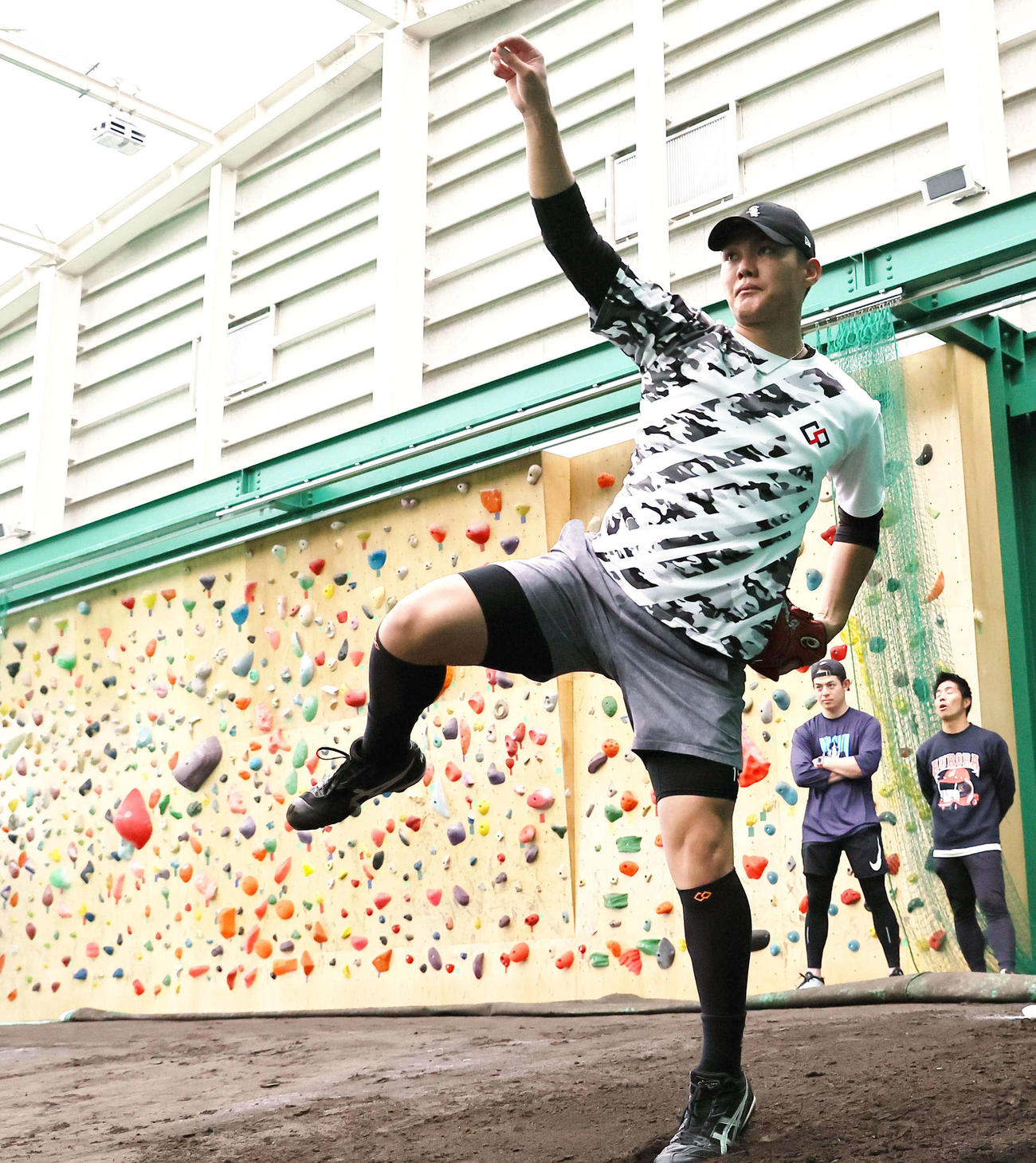 ブルペンで投球練習をする西純（撮影・上田博志）