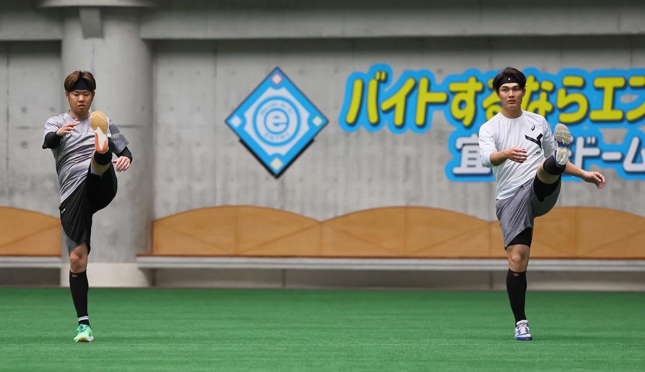 ウオーミングアップをする西勇（左）と西純（撮影・上田博志）