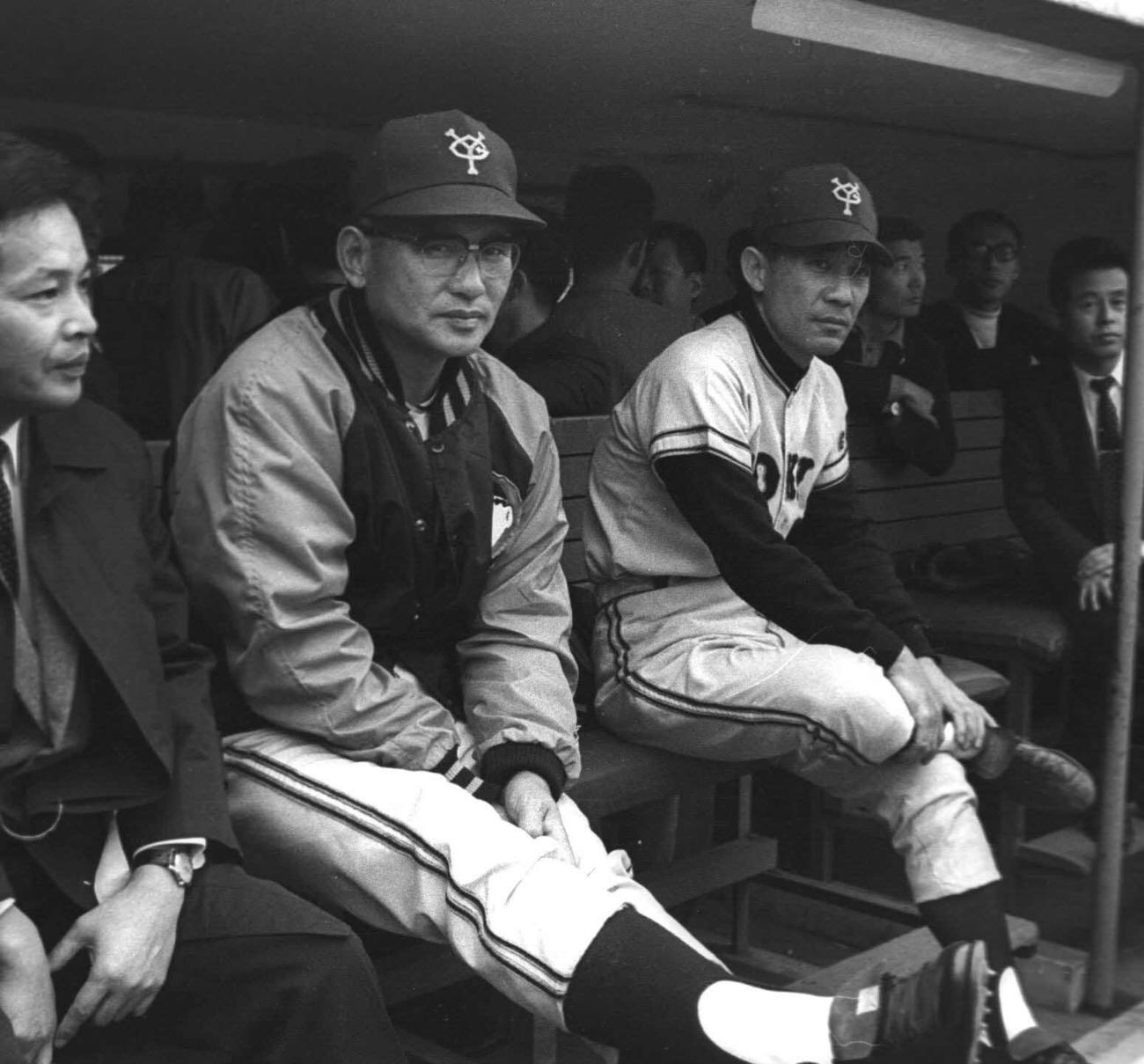 69年、日本シリーズ第2戦のベンチで練習を見つめる巨人川上監督と牧野コーチ（右）