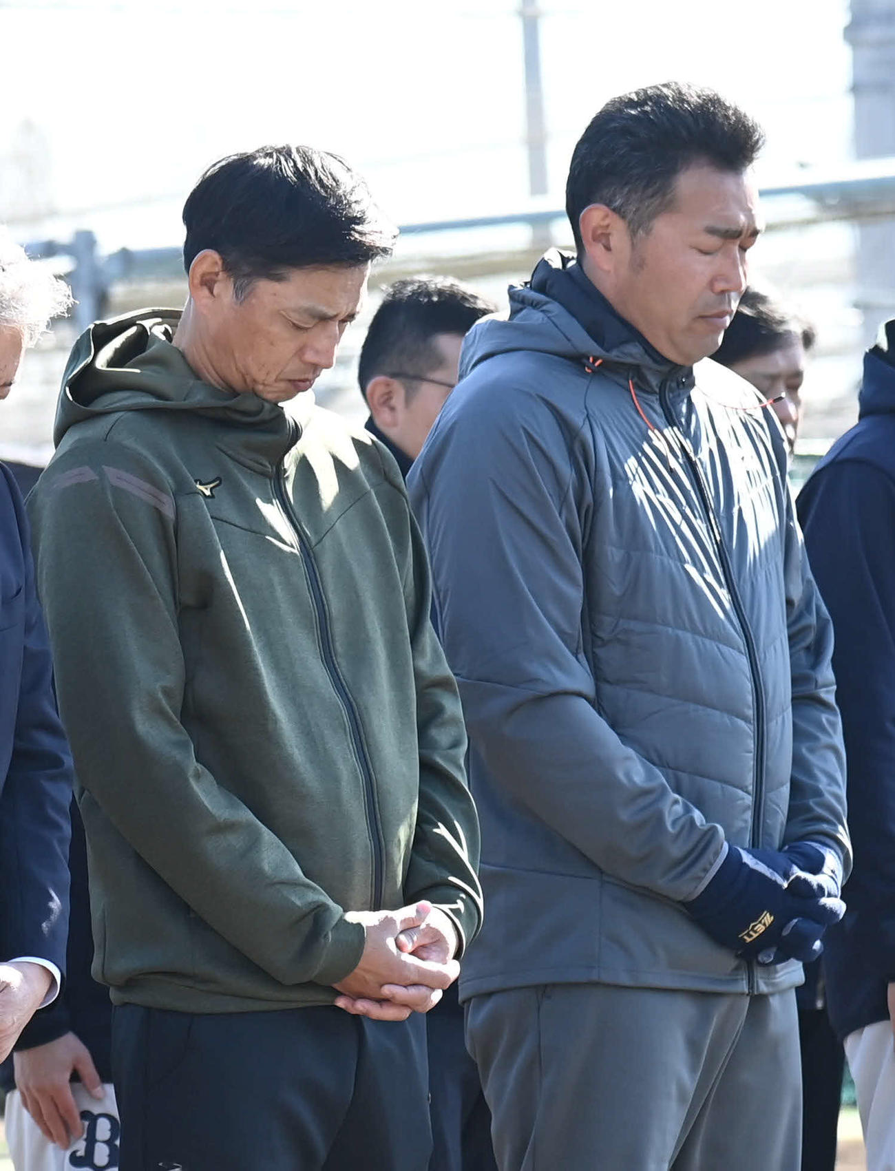 阪神・淡路大震災の犠牲者に黙とうをささげるオリックス田口外野守備走塁コーチ（左）と平井投手コーチ（撮影・石井愛子）