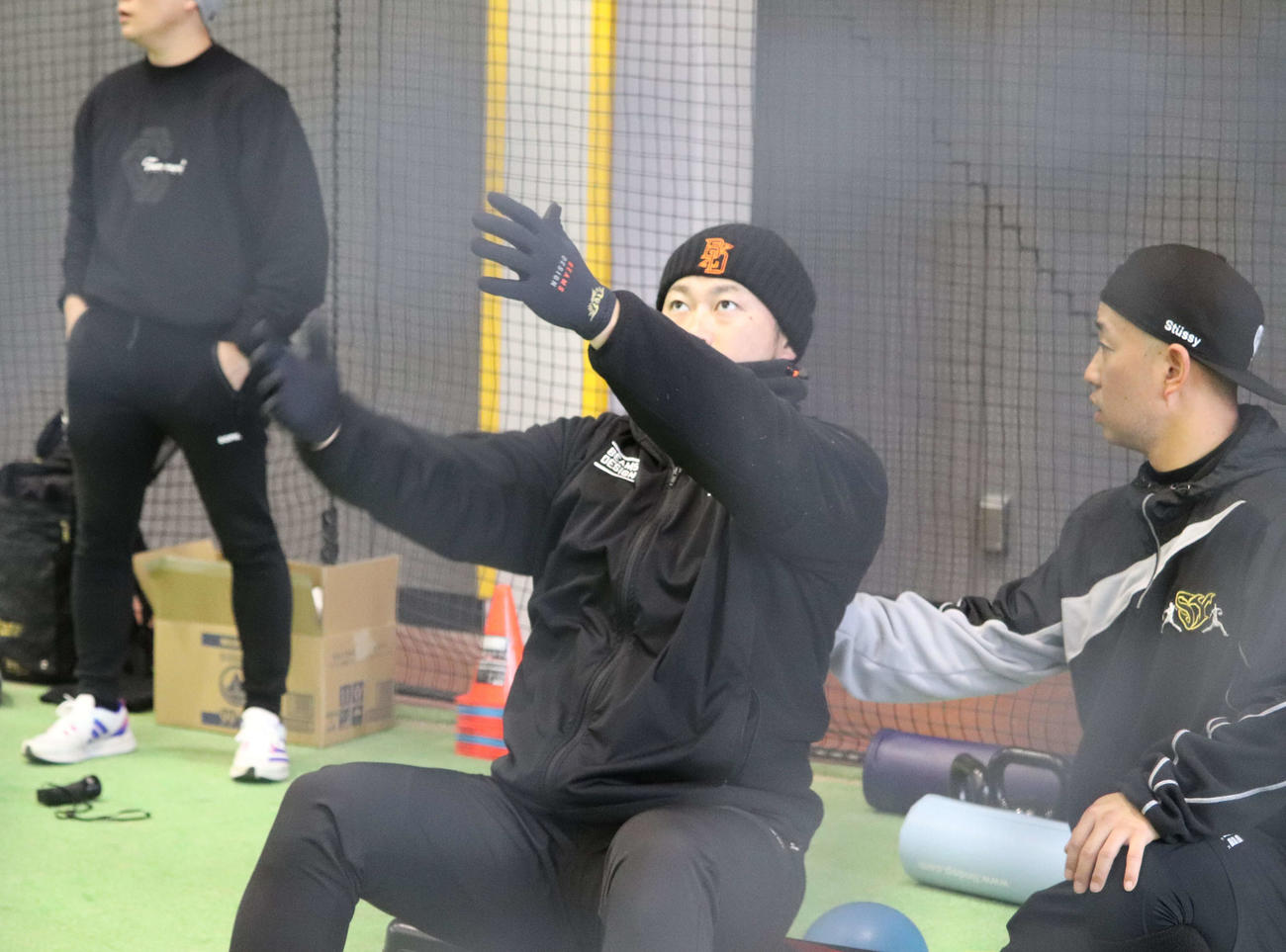 自主トレを公開し、体幹トレーニングをするDeNA新加入の森唯（真ん中）（撮影・小早川宗一郎）