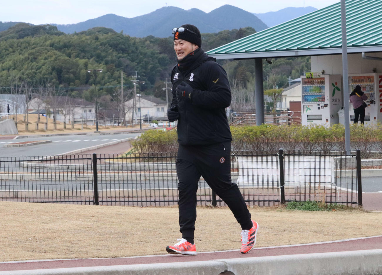 自主トレを公開し、笑顔でランニングをするDeNA新加入の森唯（撮影・小早川宗一郎）