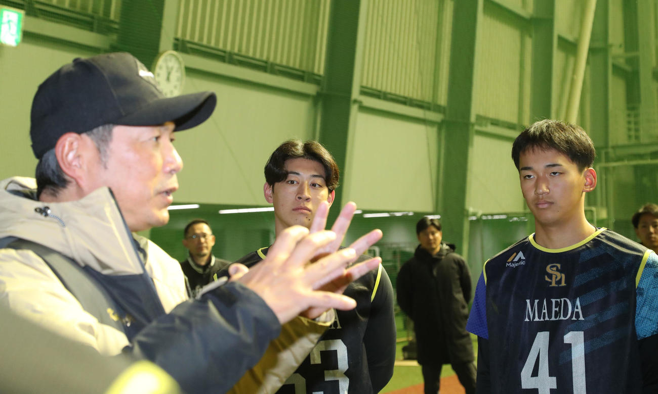 新人合同自主トレ前、選手に話をする小久保監督、右は前田（撮影・梅根麻紀）