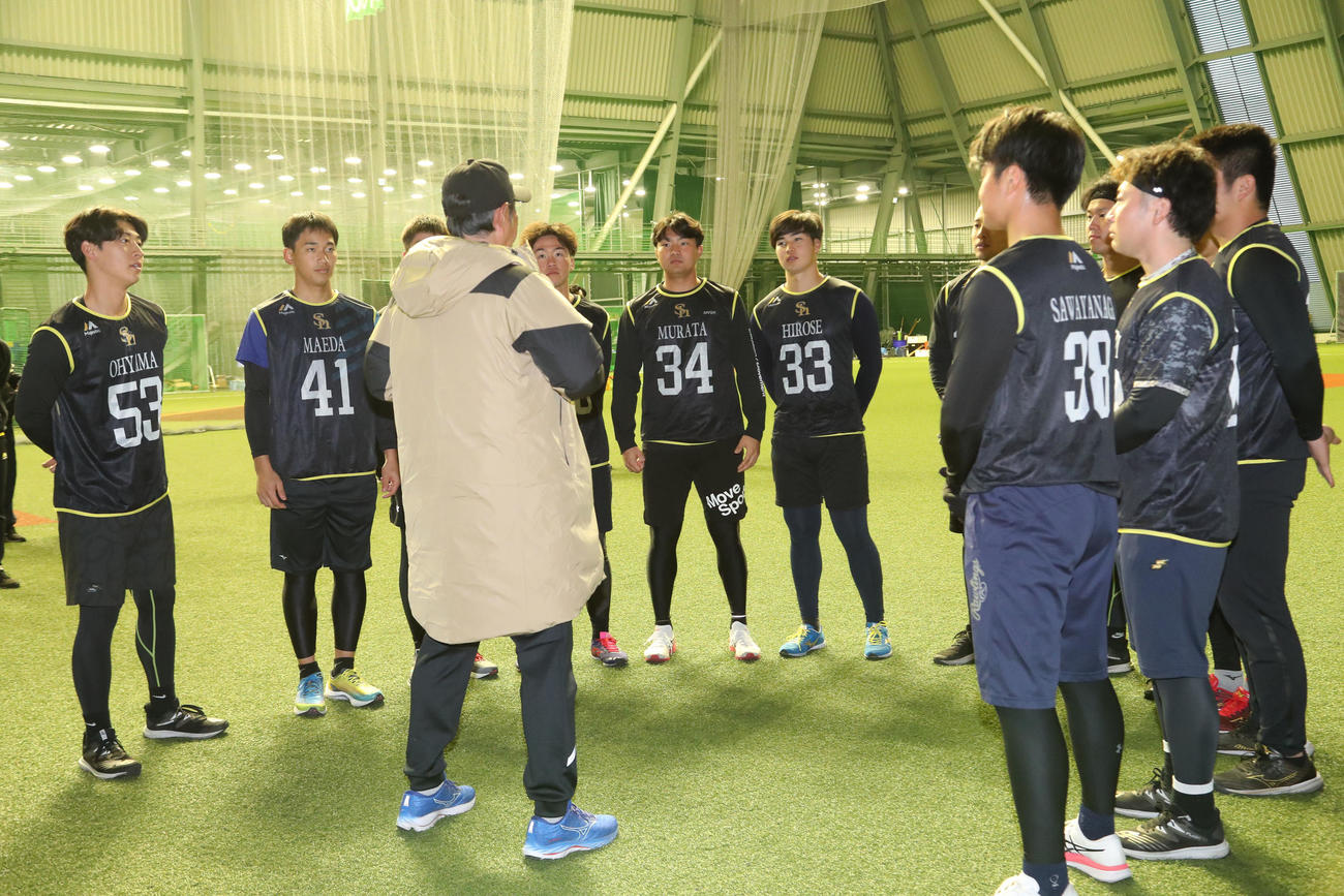 新人合同自主トレ前、選手に話をする小久保監督（撮影・梅根麻紀）