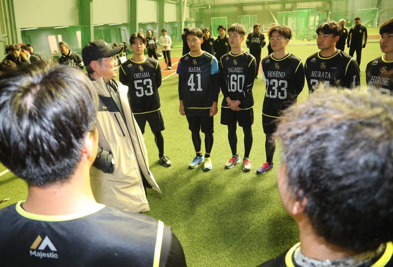 新人合同自主トレ前、選手に話をする小久保監督（撮影・梅根麻紀）