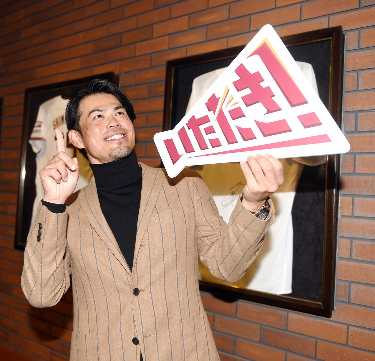24年シーズンのスローガン「いただき！」を発表した楽天今江監督（撮影・山田愛斗）