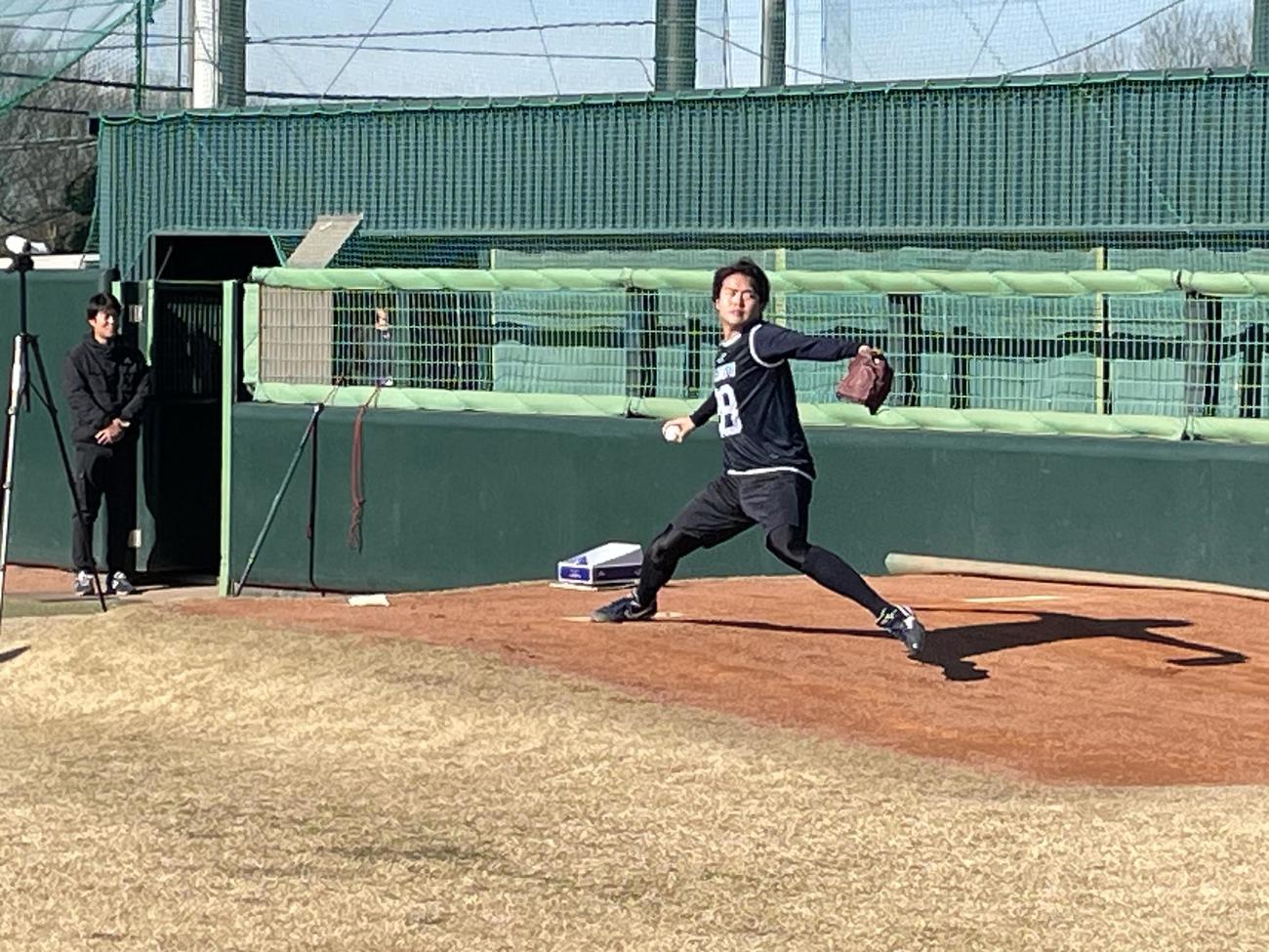 新人合同自主トレで初ブルペン入りしたヤクルトのドラフト2位松本健