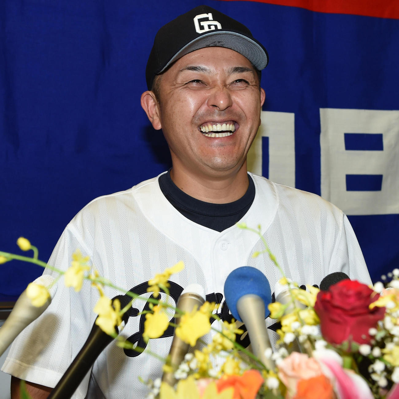 2015年9月21日、笑顔で引退会見をする谷繁兼任監督