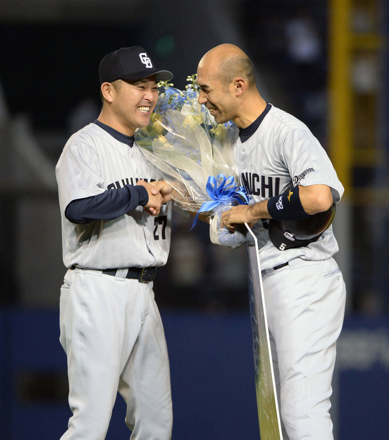 2000安打を達成し、谷繁兼任監督（左）から花束を贈られる
