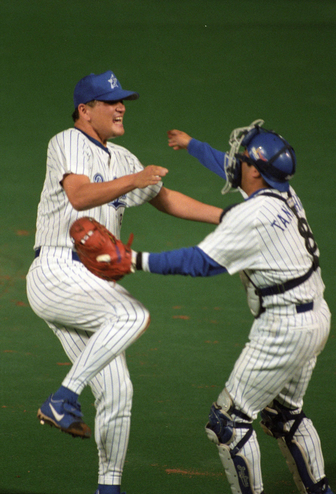 西武を破り日本一を決め喜ぶ横浜佐々木主浩（左）と谷繁元信（1998年10月撮影）