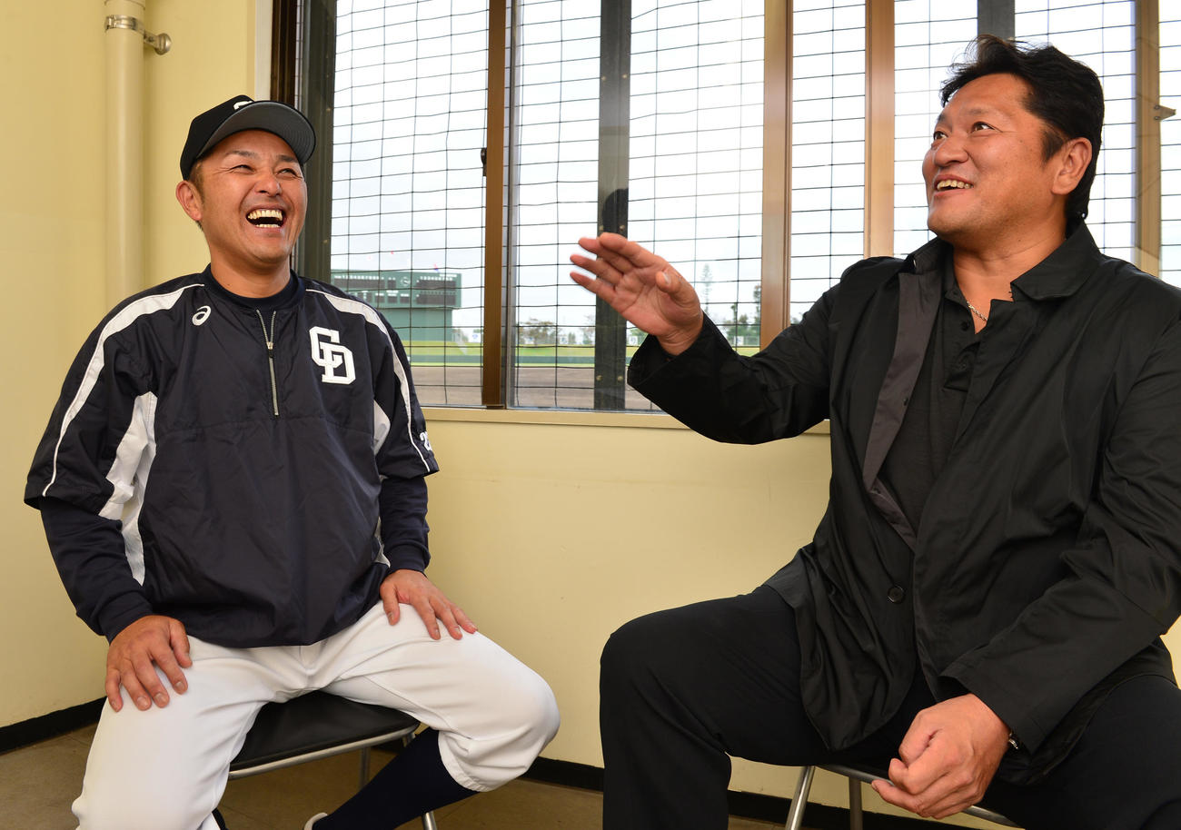 大魔神・佐々木氏（右）の直撃に笑顔を見せる中日谷繁兼任監督（2014年2月撮影）