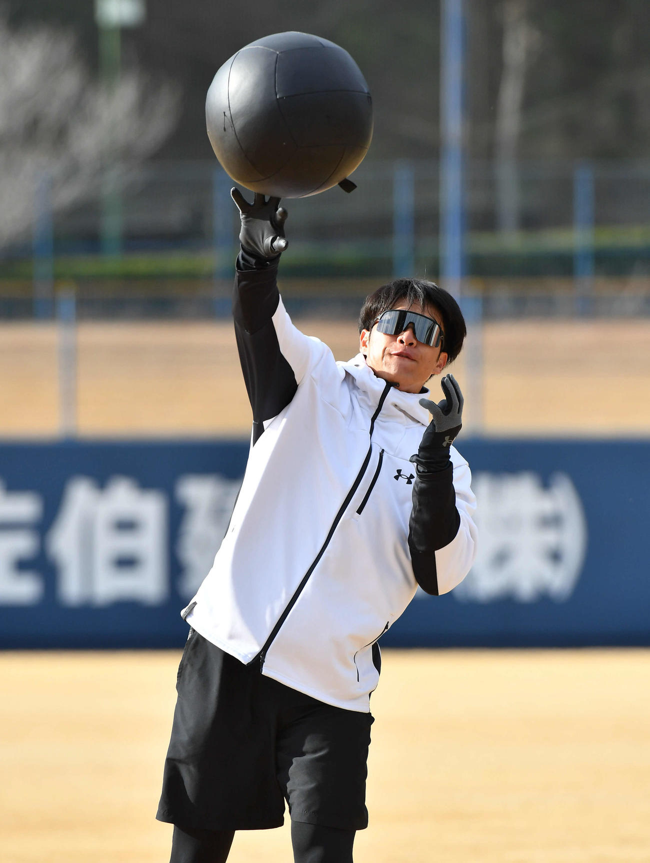 トレーニングボールを投げるソフトバンク柳田（撮影・岩下翔太）