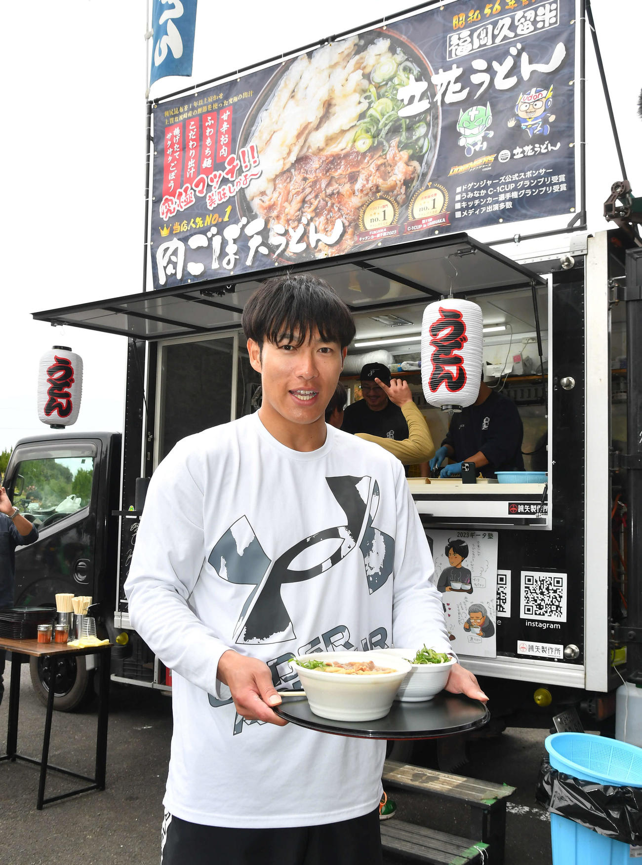キッチンカーでうどんを差し入れしたソフトバンク柳田（撮影・岩下翔太）