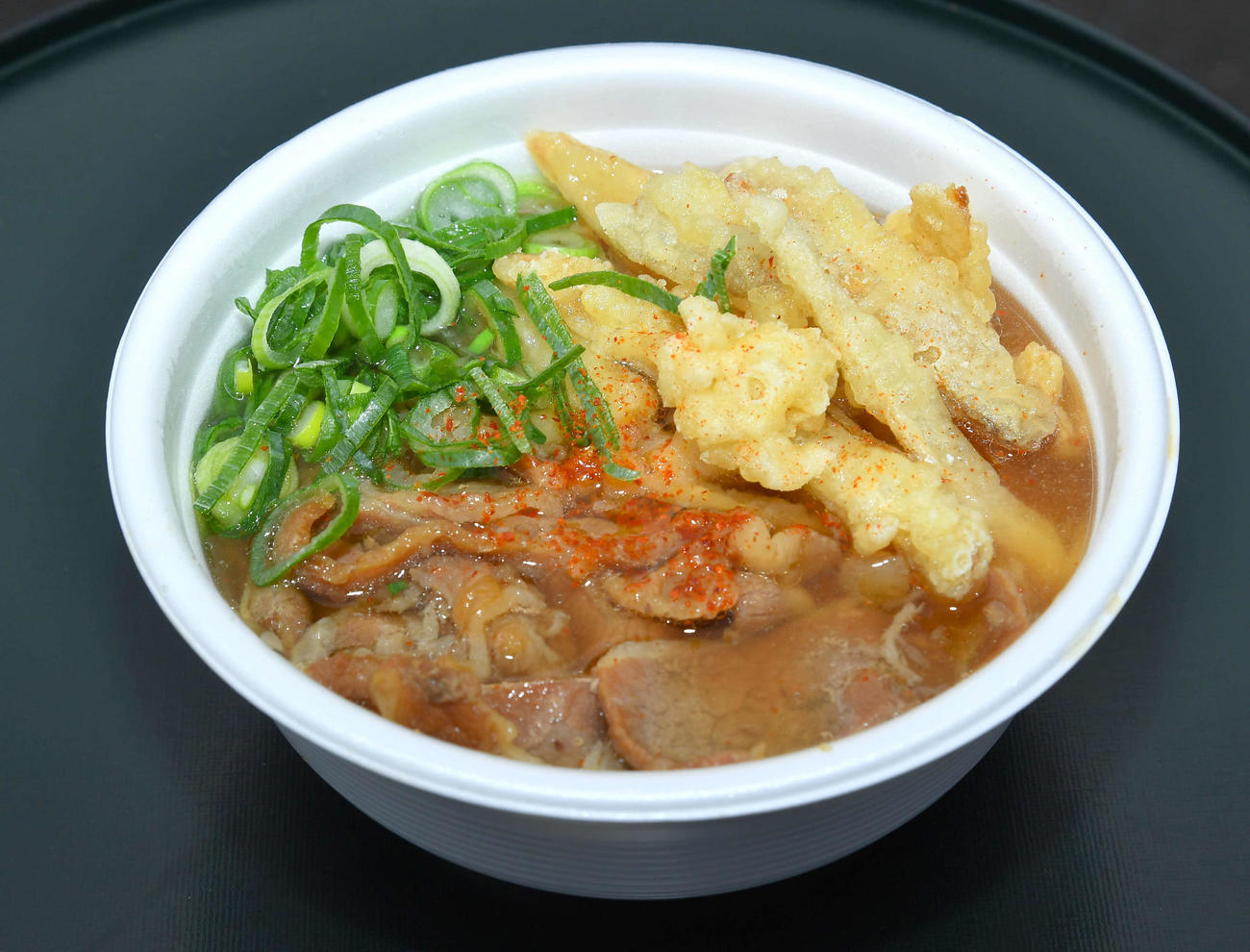 ソフトバンク柳田がキッチンカーで差し入れた肉ごぼう天うどん（撮影・岩下翔太）