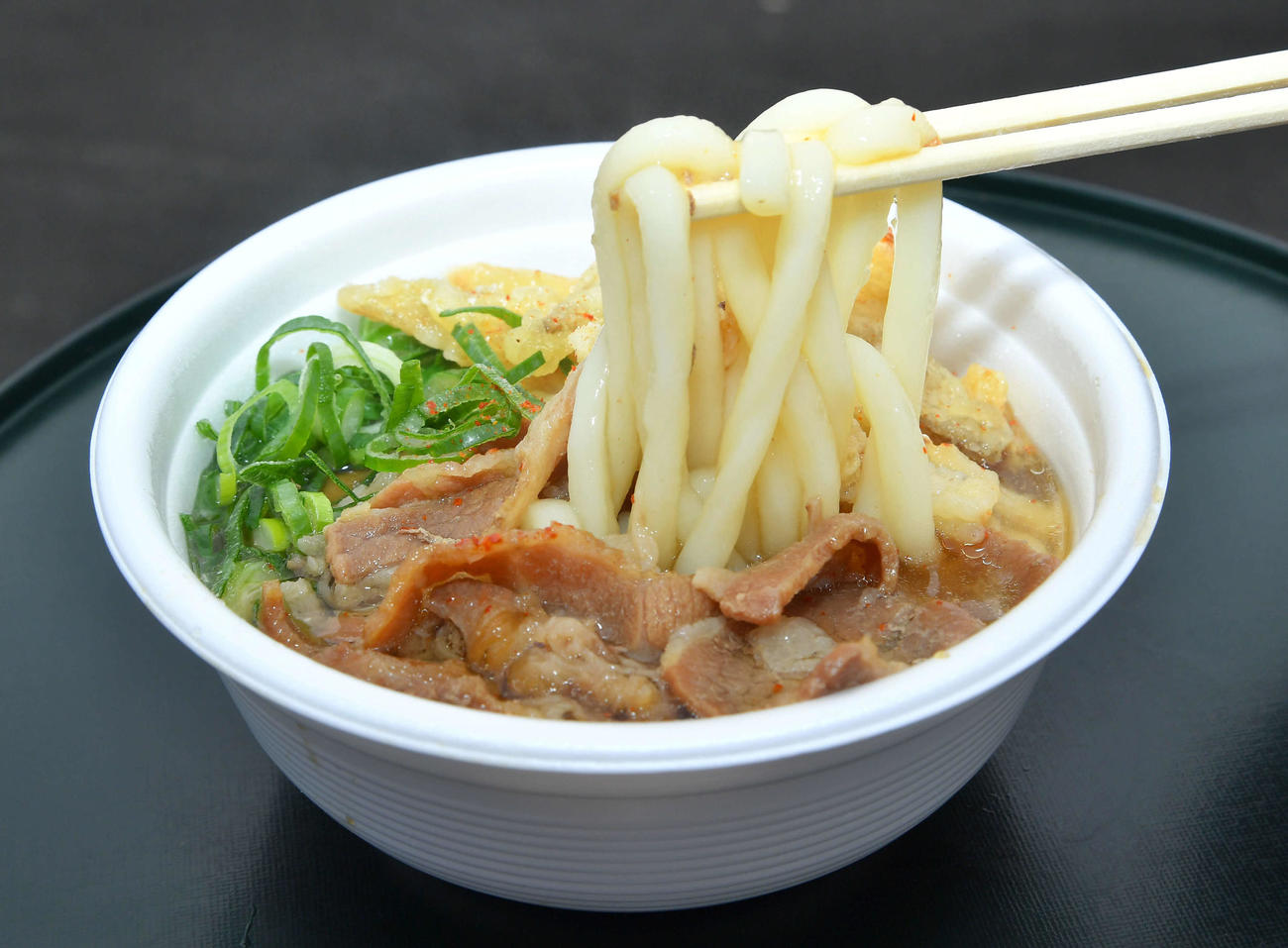 ソフトバンク柳田がキッチンカーで差し入れた肉ごぼう天うどん（撮影・岩下翔太）