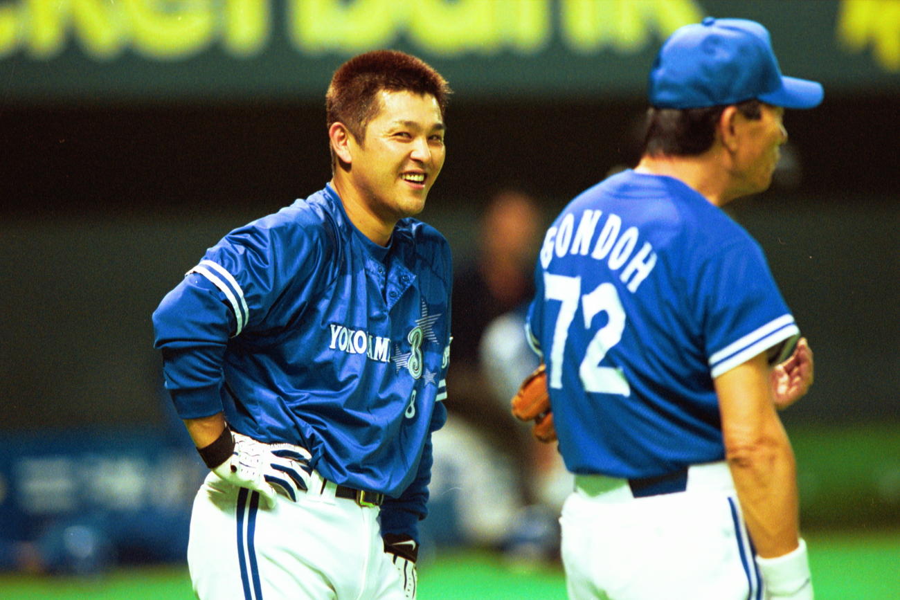 谷繁元信（左）と談笑する権藤博監督（2000年5月撮影）