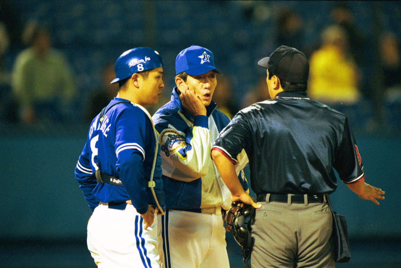権藤博監督（中央）が抗議する。左は谷繁元信（2000年10月撮影）